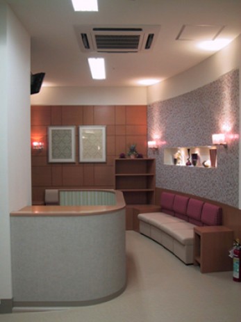 カーブした壁面が特徴の待合室