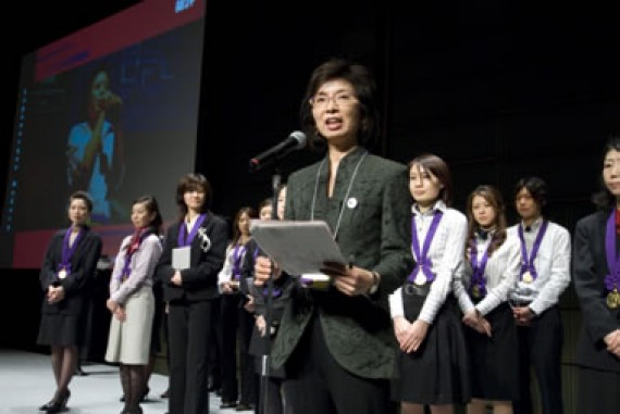 町田ひろ子校長と出場グループ