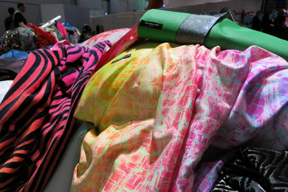 グラデーションやコントラストの効いた配色