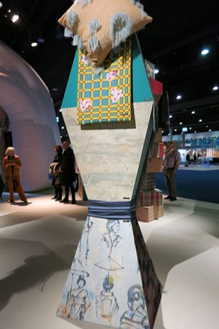 日本の帯のようなテキスタイルと柄