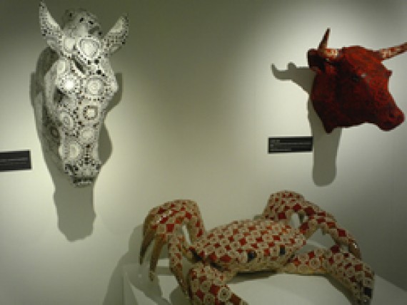 動物のオブジェをレースで覆って