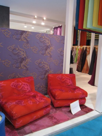 大胆な赤のソファ　エキゾチックな雰囲気に