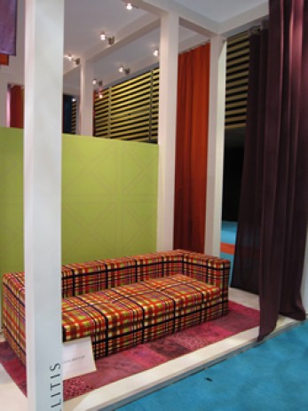 ラインの際を曖昧にぼかしたチェックのソファ