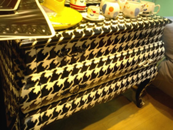 千鳥格子を大胆に使ったコモド