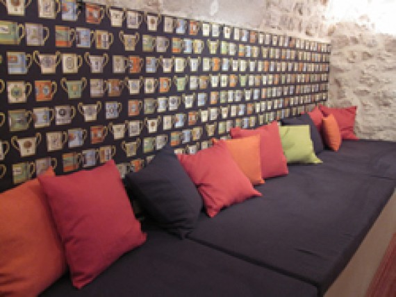 クッションで使えば普段のリビングも活力ある空間に