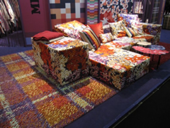 注目カラーのオレンジを使ったチェックのベッドとベッドスプレッド