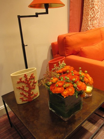 オレンジでまとめたソファーコーナー　コーラル（珊瑚）モチーフにも注目