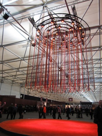 M&Oの会場風景　キーカラーの赤が印象的に使われている