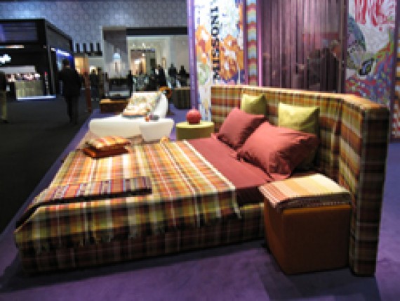 ペイズリー柄を傾向カラーを使って大胆に