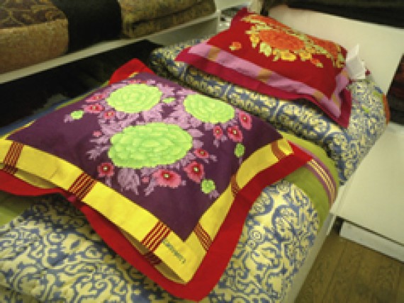 大胆な配色が美しいクッションとコンフォーターケース