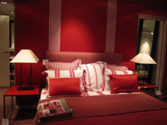 赤に白を合わせたベッドコーナー