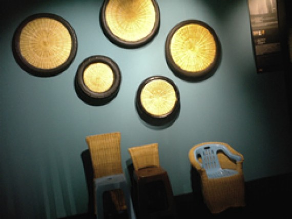 タイヤ(ゴム)や椅子（プラスチック）等の人工素材と籐を組み合せた作品