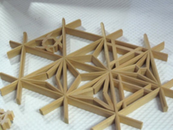 菱形を複数組み合せて生まれる六角形のモチーフ