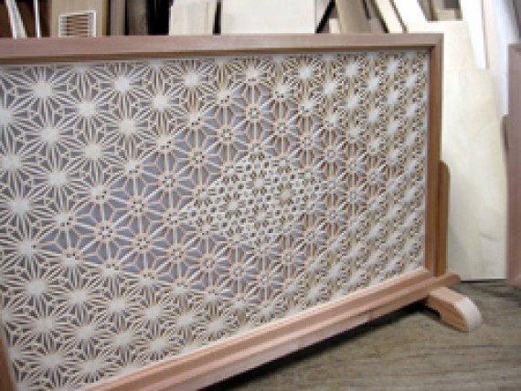 白木が持つ柔らかな美しさが引き立つ衝立