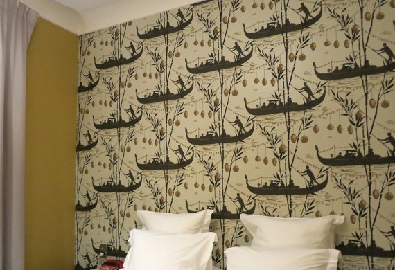 絵画タッチの壁紙と黄色の壁クロスの組合せ HOTEL MATHIS PARIS／Paris