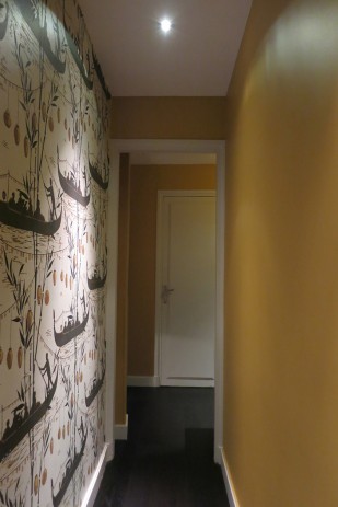 柄の中にある黄色に合わせて色をふんだんに使った廊下 HOTEL MATHIS PARIS／Paris