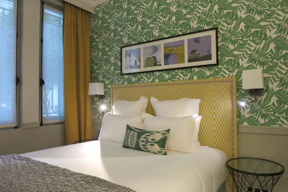 大柄のトロピカル柄に黄色をプラスし明るくカジュアルに Hotel ADÈLE & JULES／Paris