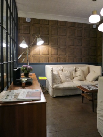 ホテルのラウンジで使われている木製パネル風壁紙 Hotel Paradis／Paris