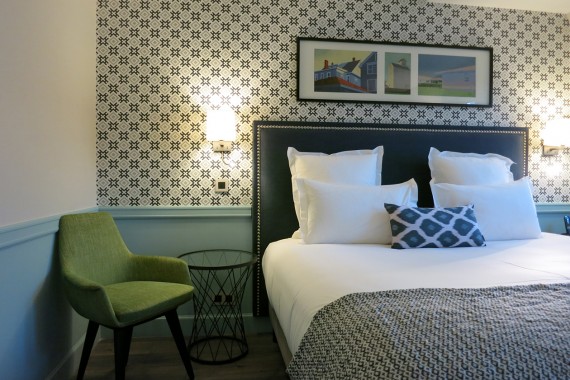 幾何学模様をベッド・ファブリックスにも使ってコーディネーション Hotel ADÈLE & JULES／Paris