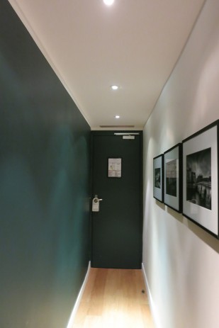 ダークグリーンと黒い額縁のアートがモダンに演出 HOTEL MATHIS PARIS／Paris