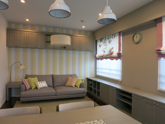 縦ストライプの壁紙を使って天井の高さを強調したリビングルーム KM邸リノベーション／東京