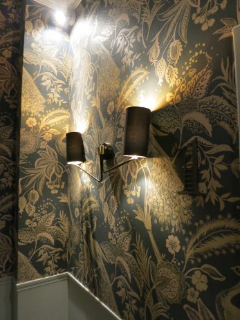 クラシックな孔雀柄の紙クロスにブラケットライトを合わせた通路 Hotel Paradis／Paris