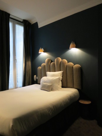 ダークブルーの無地でレトロシックな印象に Hotel Paradis／Paris