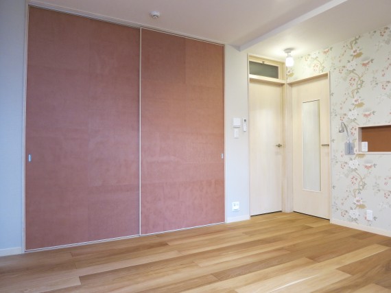 O邸 主寝室 収納の扉に柿渋和紙を貼って空間に彩をプラス