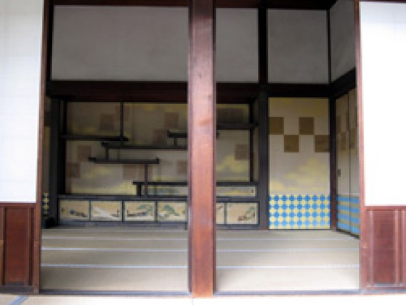 修学院離宮／中離宮　客殿の霞棚と市松のパターンが見事な襖