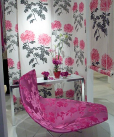 ピンクが目に鮮やかな菊の花模様のロールスクリーンと梅の花模様の椅子の張り地
