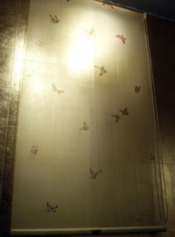 日本の襖紙のように繊細に描かれた蝶が舞う壁紙