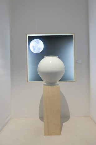 Moonと名のついた李徴白磁を思わせる韓国の現代作家の白磁の壺