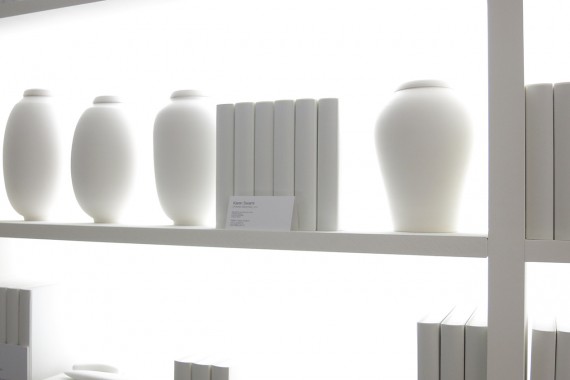 「白のライブラリー」にある本や花器は全て陶器などでできたインテリア・オブジェ