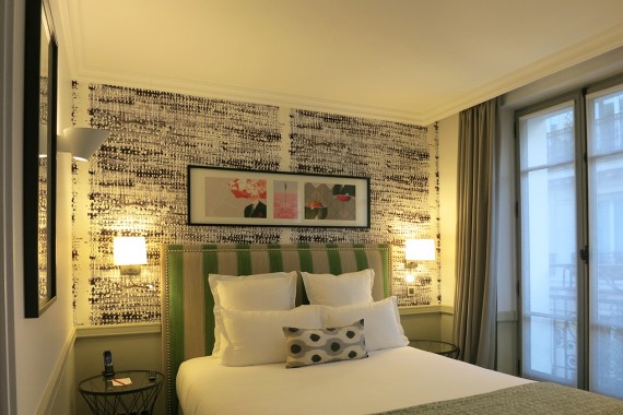 墨絵のようなモダンな壁紙とグレーのカーテンにグリーンを加えてアクセント Hotel ADÈLE & JULES／Paris