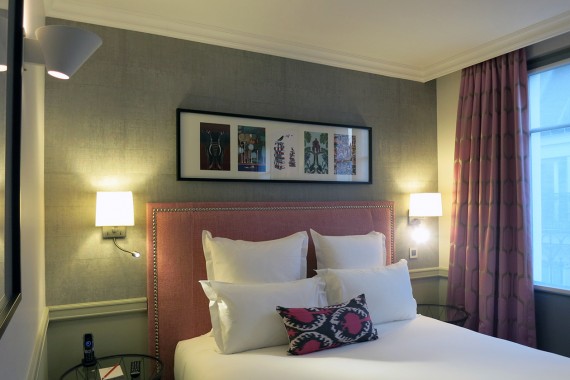 シックなグレーのクロスにピンクを合わせてエレガントに Hotel ADÈLE & JULES／Paris