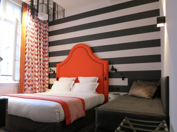 ベッドヘッド側壁面に太い白黒ストライプを使う事例　Hotel Fabric／Paris