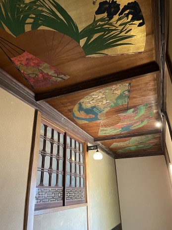 階段の天井板に描かれた四季の花々を描いた扇絵