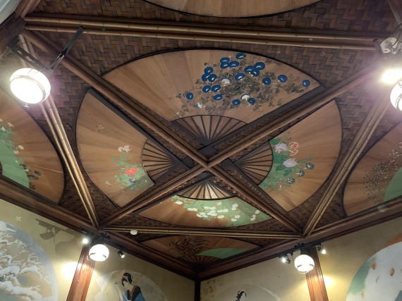 「清方の間」の天井の扇面デザイン